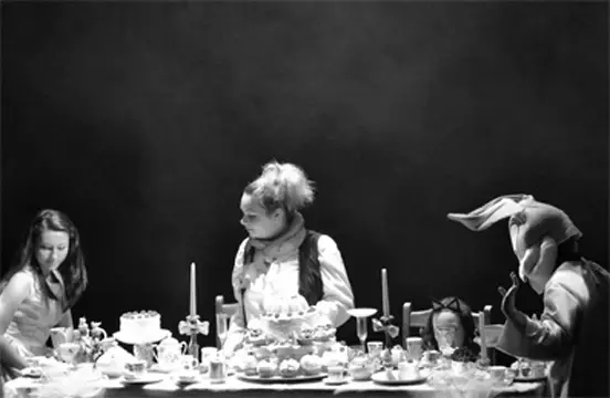 Alice au pays des merveilles — vue d’ensemble de la scénographie