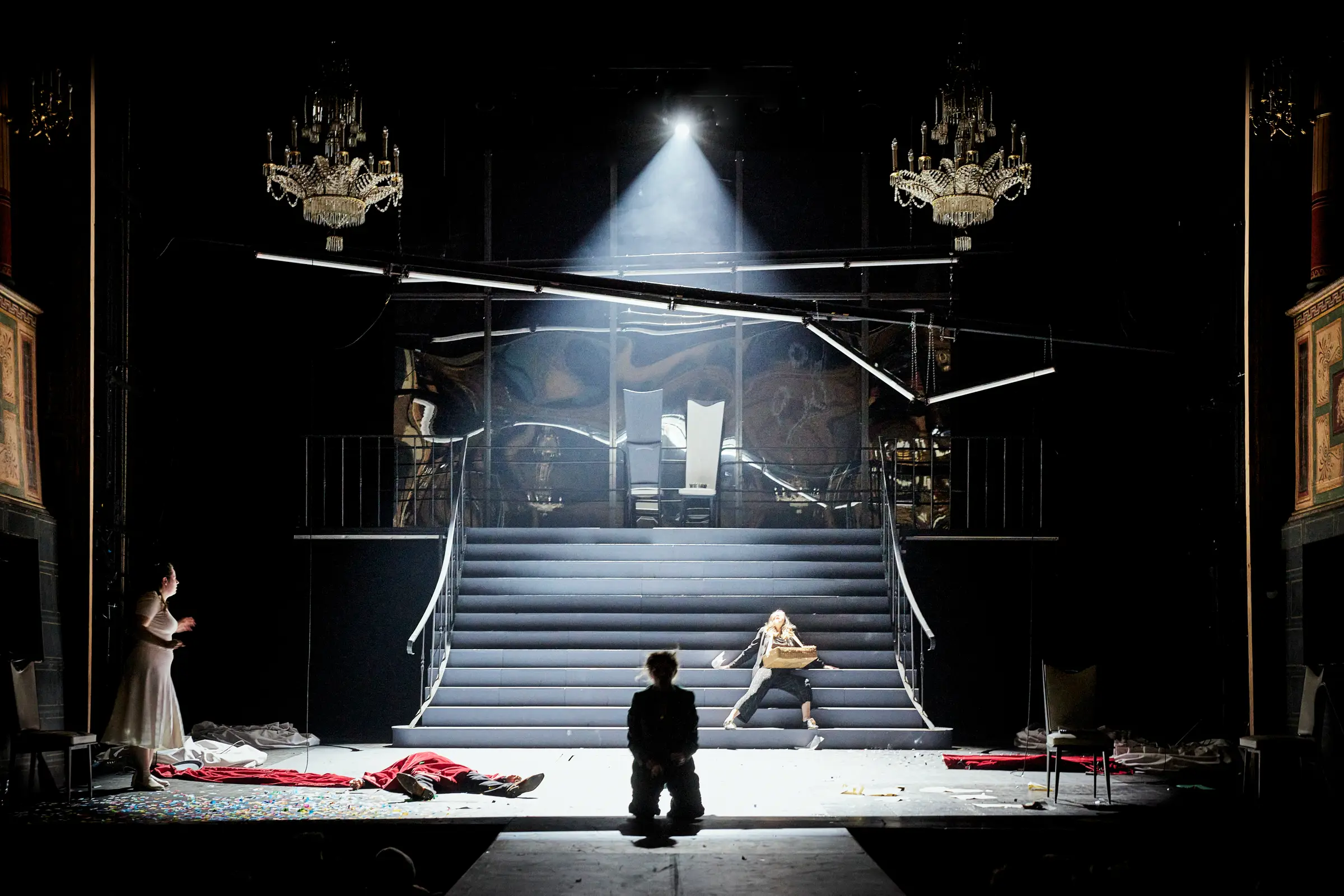 Hamlet(te) — vue d’ensemble de la scénographie