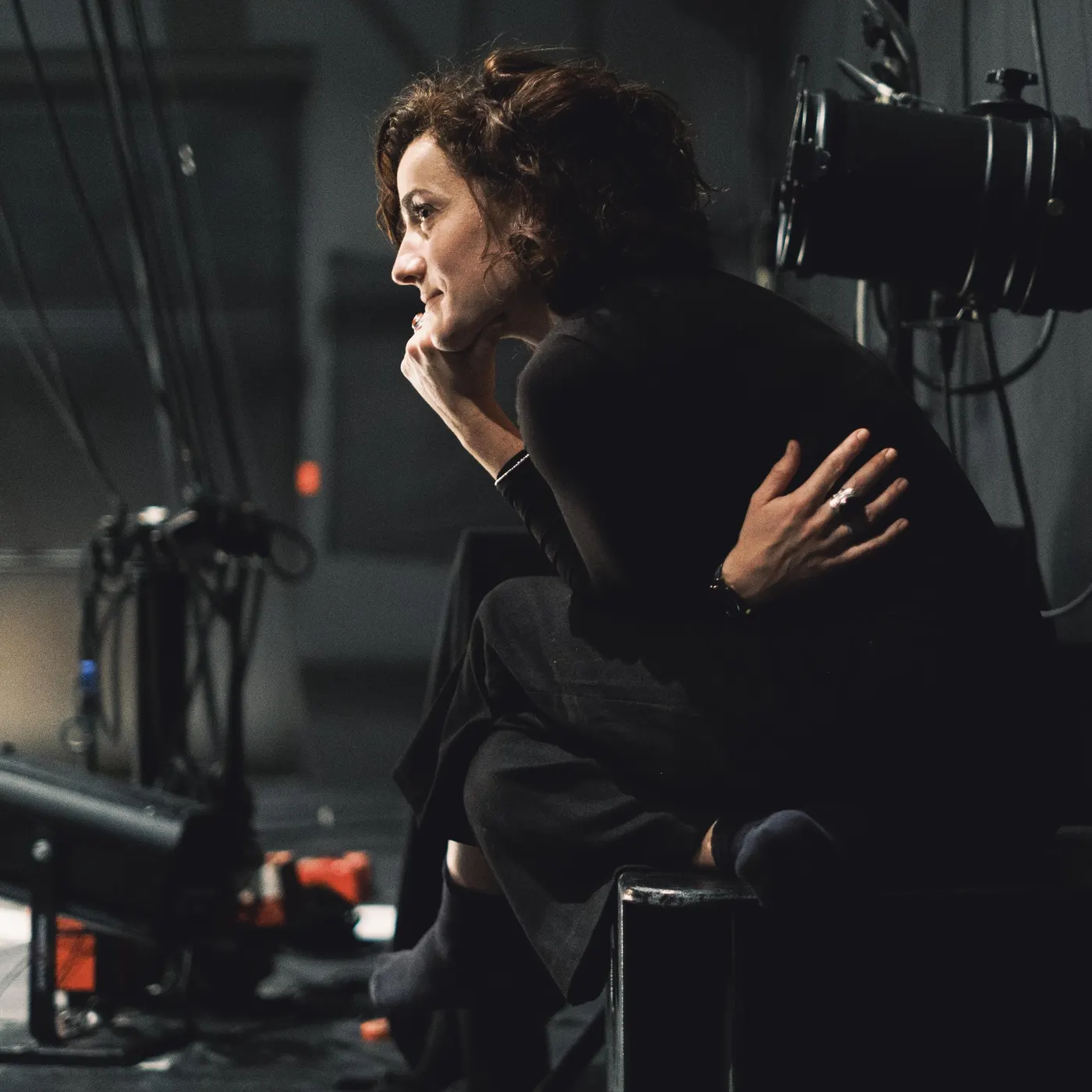 Angéline Croissant assise au plateau pendant une répétition, entourée de projecteurs